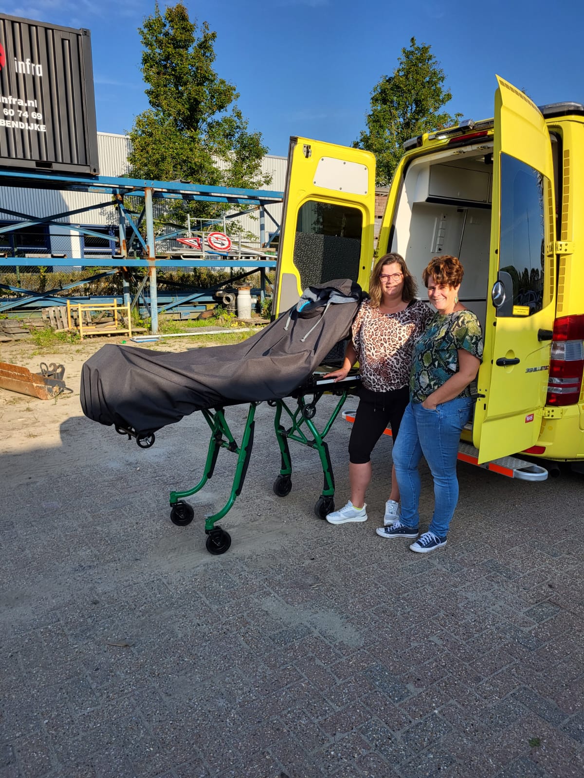 regencape-voor-zeeuwse-wens-ambulance regencape voor zeeuwse wens ambulance