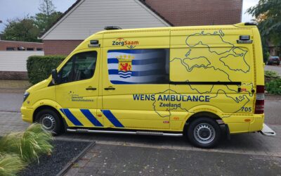Ambulance voorzien van logo’s