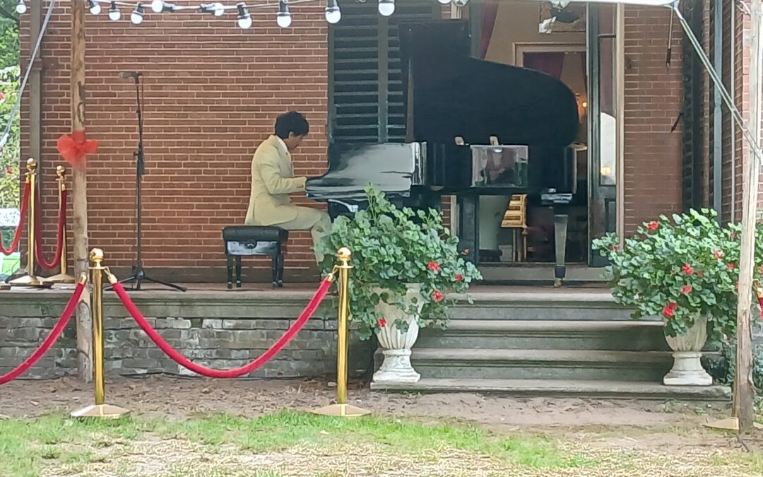 Tuinconcert bij de beroemde pianist Wibi Soerjadi